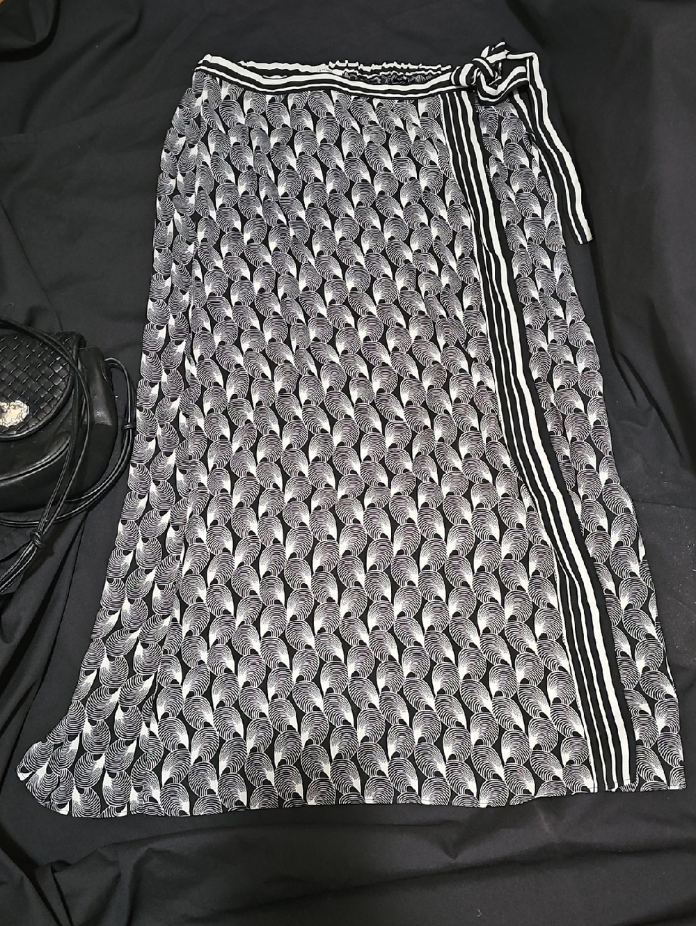 Size S Max Studio Black & White Printed Midi  Skirt